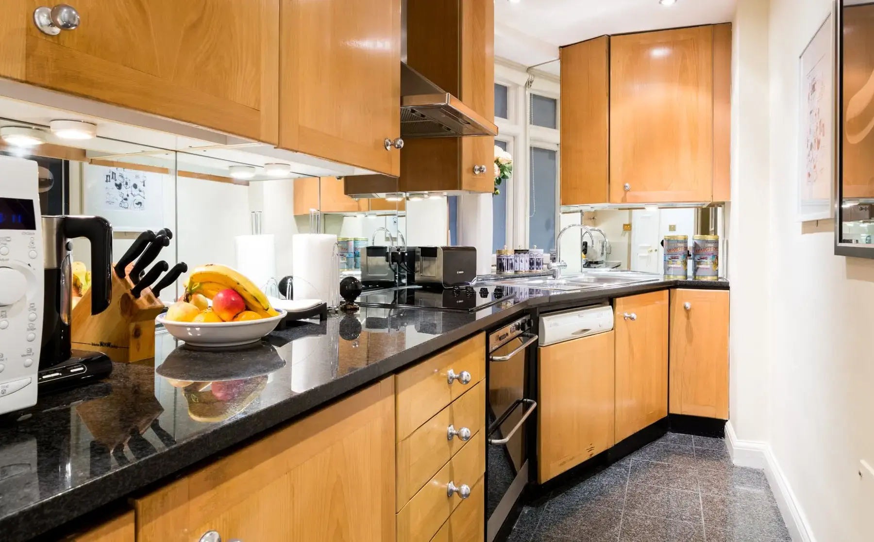 Chic & Antique Mayfair Haven in Mayfair